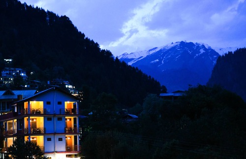 Old Manali House | A warm, calm serene property to help you connect to nature