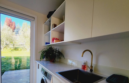 Woodstock House | A warm, sunny and contemporary home, ideal for a family or friends to enjoy.