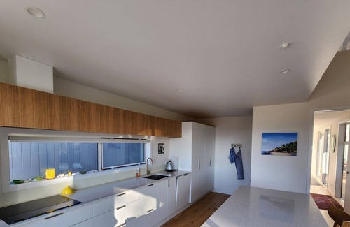 Woodstock House | A warm, sunny and contemporary home, ideal for a family or friends to enjoy.
