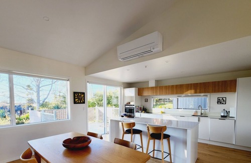 Woodstock House | A warm, sunny and contemporary home, ideal for a family or friends to enjoy.