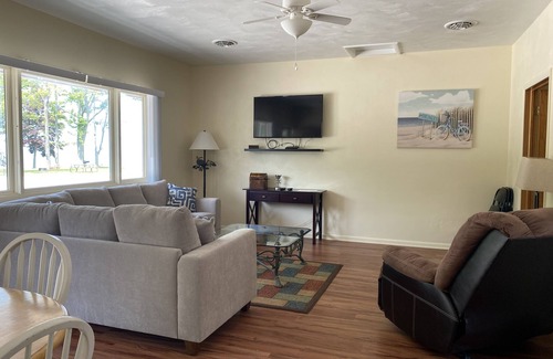 Geneva-on-the-Lake Apartment | "A Wave from it All" unit 3, Apartment on the Lake