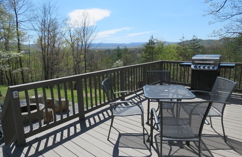 Broadway Cabin | A WELL-APPOINTED CABIN, RURAL RELAXATION, FIREPIT!