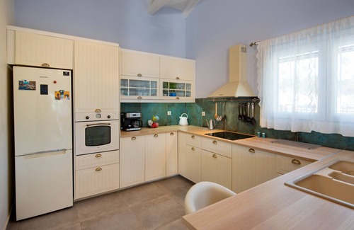 Mpogdanatika Villa | A wonderful private villa with artistic decoration and large ecological pool.