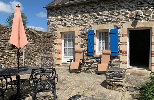 Caurel Cottage | A wonderful stone cottage sleeps up to 5, is set in a quiet lane yet near to shops, lake etc.