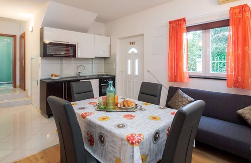 Kastela Apartment | A1 apt with garden, childrens playground, parking & breakfast