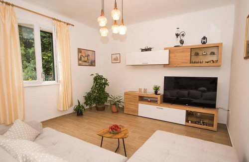 Kastela Apartment | A1 - spacious apartment just 40m from the beach