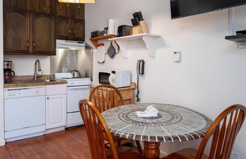 Yosemite West Condo | (A109) Studio Condominiums