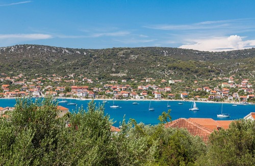 Vinisce Apartment | A4 - Modern apt w. terrace, 3 min walk to beach