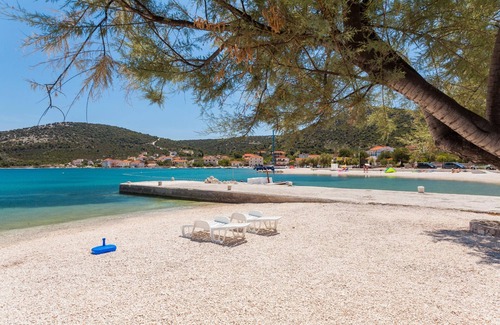 Vinisce Apartment | A5 - Modern apt with terrace, 3 min walk to beach