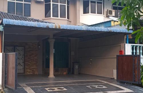 Batu Pahat House | Aaira Sophea Islamic Homestay