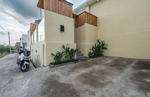 Pererenan House | Aaya - 8 Min To Beach, Radiant Villa w/Rice Field & Sunset Views