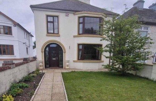 Abbeyfeale House | Abbeyfeale Home - Sleeps 6 - Convenient Location