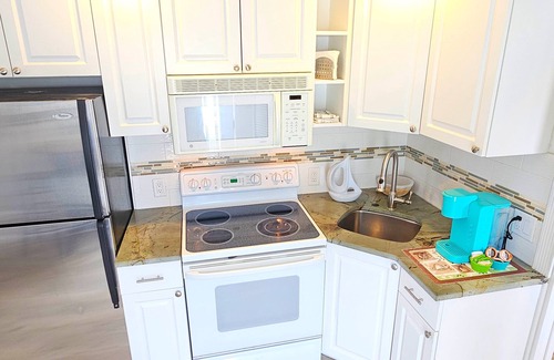 Florida North Atlantic Coast House | abc 4/3 Private, HEATED Pool Home, Minutes to Beaches, Stadium, Shopping, PGA!
