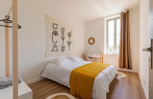 Castelsarrasin Apartment | ABEILLE - 2 chambres et 1 canapé-lit, 1er étage, parking