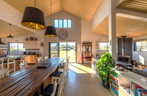 Curraweela House | Abercrombie Ridge - Lux BARN and Spa Retreat - Pet-friendly