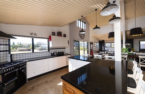 Curraweela House | Abercrombie Ridge - Lux BARN and Spa Retreat - Pet-friendly