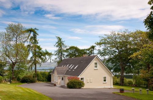 Hollywood Cottage | Abhainn Ri Farm Cottages With Stunning Lake & Mountain Views