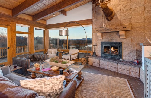 Wilson House | Abode at Swinging Bridge | Amazing value! Expansive outdoor areas!