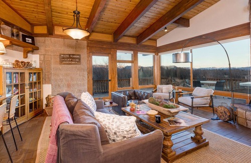Wilson House | Abode at Swinging Bridge | Amazing value! Expansive outdoor areas!