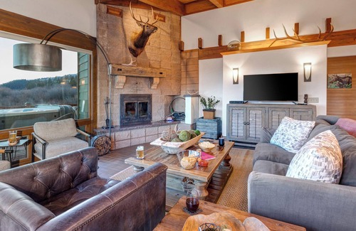 Wilson House | Abode at Swinging Bridge | Amazing value! Expansive outdoor areas!