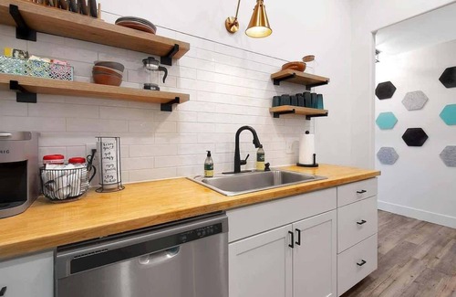 Wichita House | Abode II - Cheerful 1 Bed Duplex