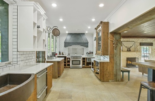 Hudson Bend House | Above Escape LT I Lake Travis I Pool&Spa I Services I Pets