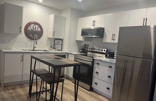 Terra Nova Apartment | Above ground apartment ,just a 10 minute drive to historic downtown St.Johns🌊🍻