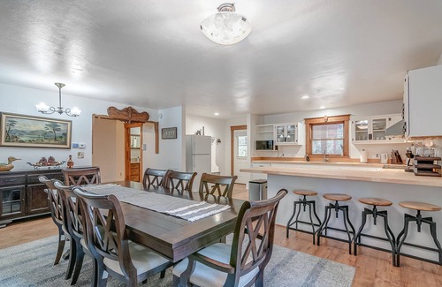 Hathaway Pines Cabin | ABOVE IT ALL - UNIQUE MOUNTAIN RETREAT SLEEPS 15 W/REC ROOM
