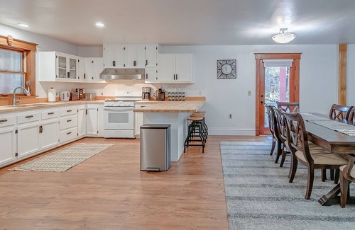 Hathaway Pines Cabin | ABOVE IT ALL - UNIQUE MOUNTAIN RETREAT SLEEPS 15 W/REC ROOM