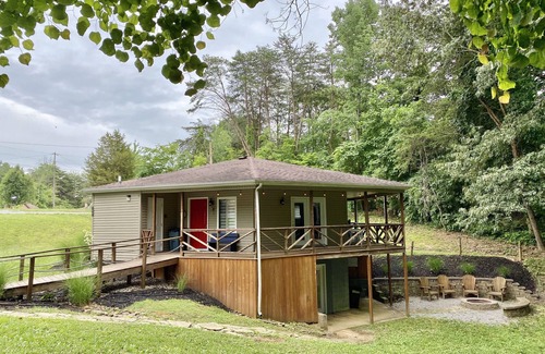 Jamestown Cottage | Above J’town Marina, LCKY. boat parking. 3 full baths. pool table. pet friendly.