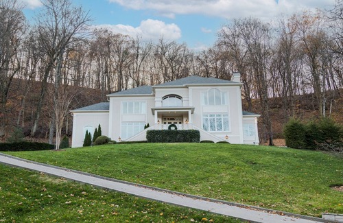 Oak Hill House | Above Nashville Ridgetop I Large Groups | 9MI Nashville| Media RoomI Services