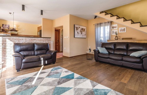 Rukavac House | Above the Kvarner Bay, away from the city noise, is this semi-detached house.