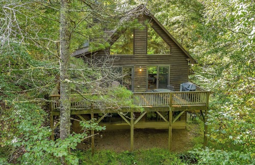 West Jefferson Cabin | Above the River | 5 Min. Walk to Water | Hot Tub & Family Game Room