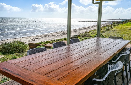 Moorowie House | ABSOLUTE BEACHFRONT AT HARDWICKE BAY