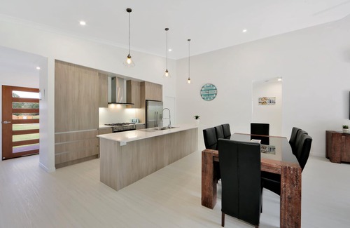 Toogoom House | ABSOLUTE BEACHFRONT 30 seconds walk the to beach DOG FRIENDLY SLEEPS