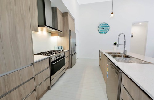 Toogoom House | ABSOLUTE BEACHFRONT 30 seconds walk the to beach DOG FRIENDLY SLEEPS