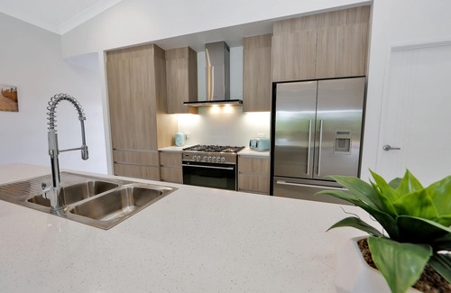 Toogoom House | ABSOLUTE BEACHFRONT 30 seconds walk the to beach DOG FRIENDLY SLEEPS
