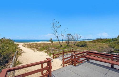 Bilinga Apartment | Absolute beachfront apartment!