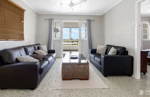 Barlows Hill House | ABSOLUTE BEACHFRONT WITH A POOL