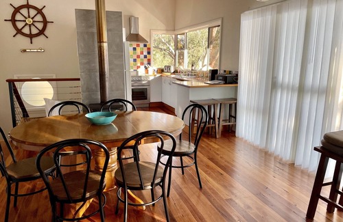Green Point Cottage | Absolute lake front - lie in bed & listen to the fish jump!
