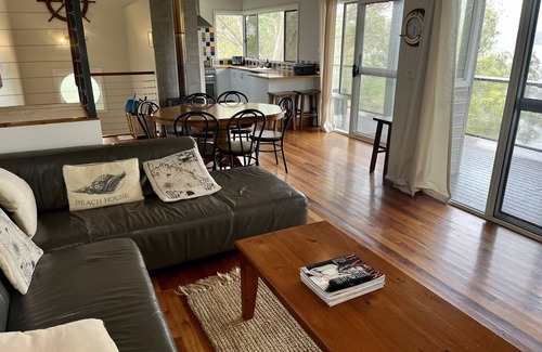 Green Point Cottage | Absolute lake front - lie in bed & listen to the fish jump!