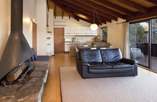 Jindabyne Apartment | Absolute lakefront, stunning position right in Jindabyne