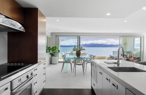 Hilltop Apartment | Absolute Lakefront - Views, Spa, Pool and Gym