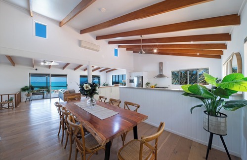 Airlie Beach House | Absolute Luxury! Large 5 Bedroom Holiday Home in the Heart of Airlie.