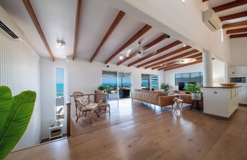 Airlie Beach House | Absolute Luxury! Large 5 Bedroom Holiday Home in the Heart of Airlie.