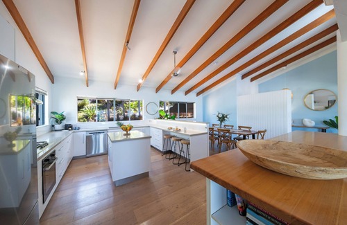 Airlie Beach House | Absolute Luxury! Large 5 Bedroom Holiday Home in the Heart of Airlie.