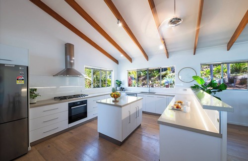 Airlie Beach House | Absolute Luxury! Large 5 Bedroom Holiday Home in the Heart of Airlie.