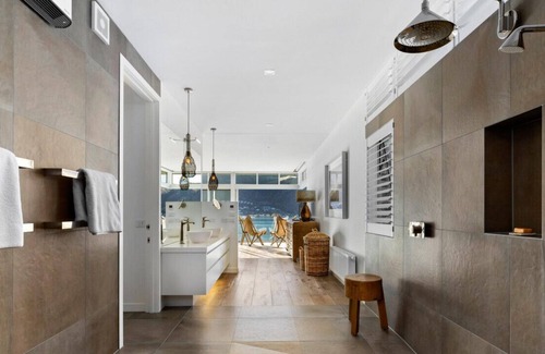 Kelvin Heights House | Absolute water front property with pool and hot tub