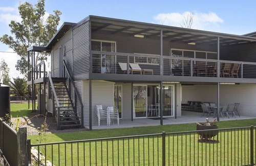 Pellaring Flat House | 🌊 Absolute Waterfront Bliss – Pet Friendly Family Shack to Ski, Fish & Relax