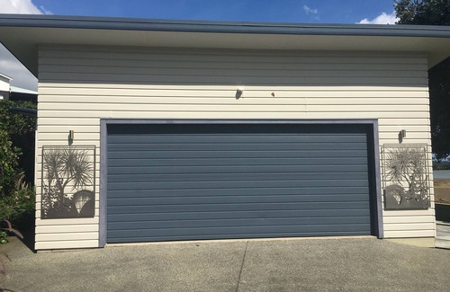 Clarks Beach Apartment | Absolute Waterside Serenity with full kitchen - only 1 hour from Auckland